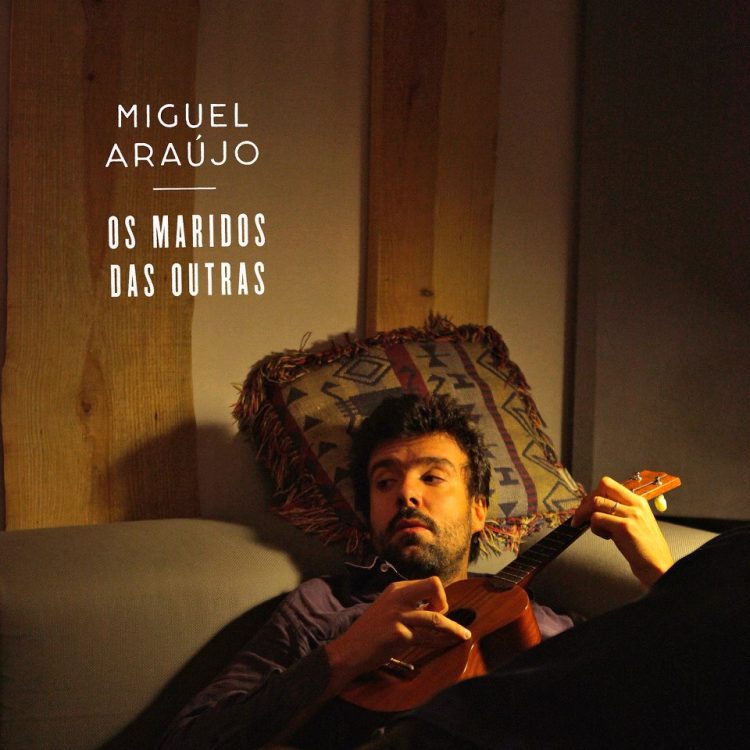 Artistas, Cantores, 2012, Os Maridos das Outras é o título do primeiro single do álbum de estreia de Miguel Araújo, Miguel Araújo, Azeitonas, Músicos, Compositores, Musicas, Portuguesas