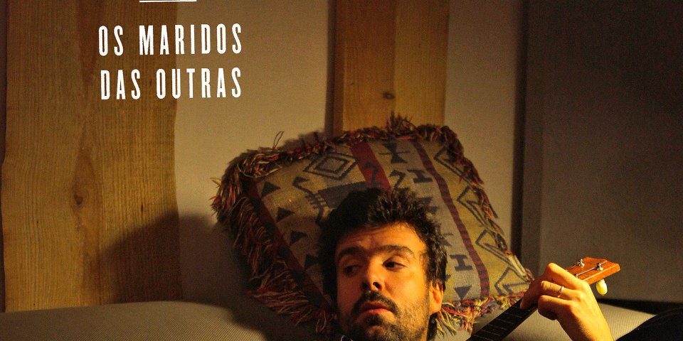 Artistas, Cantores, 2012, Os Maridos das Outras é o título do primeiro single do álbum de estreia de Miguel Araújo, Miguel Araújo, Azeitonas, Músicos, Compositores, Musicas, Portuguesas