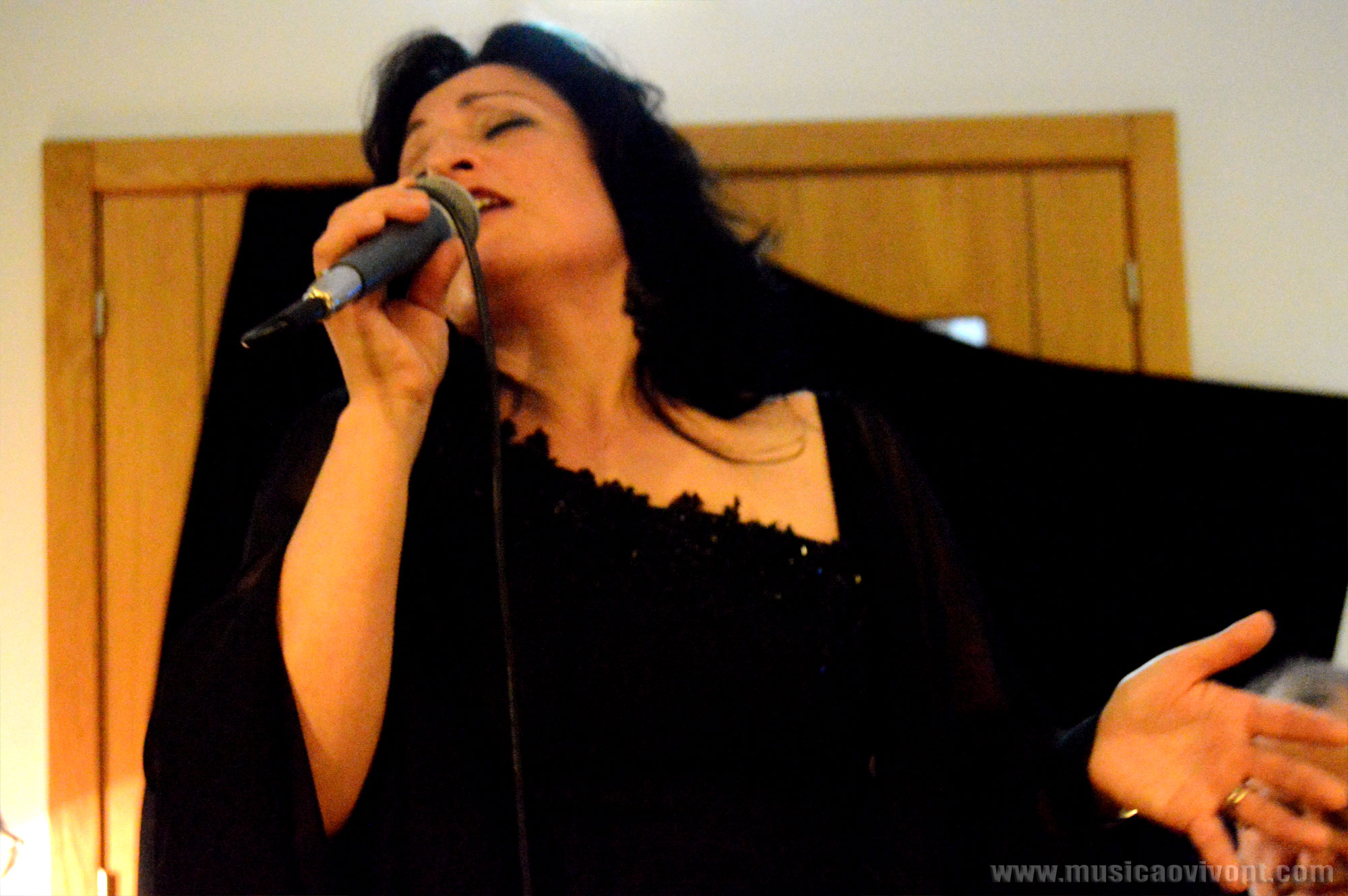 Alexandra Monteiro, Fadistas, contactos de Fadistas, Noites de fados, Fadista Alexandra Monteiro, contactos de artistas, contactos de cantores, Fados de Lisboa, Fadista, Portugal